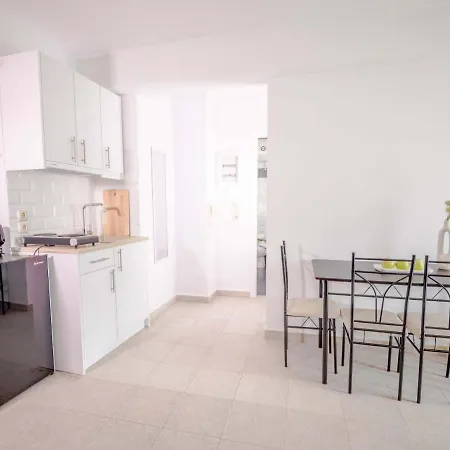 Apartment Suns 8 *